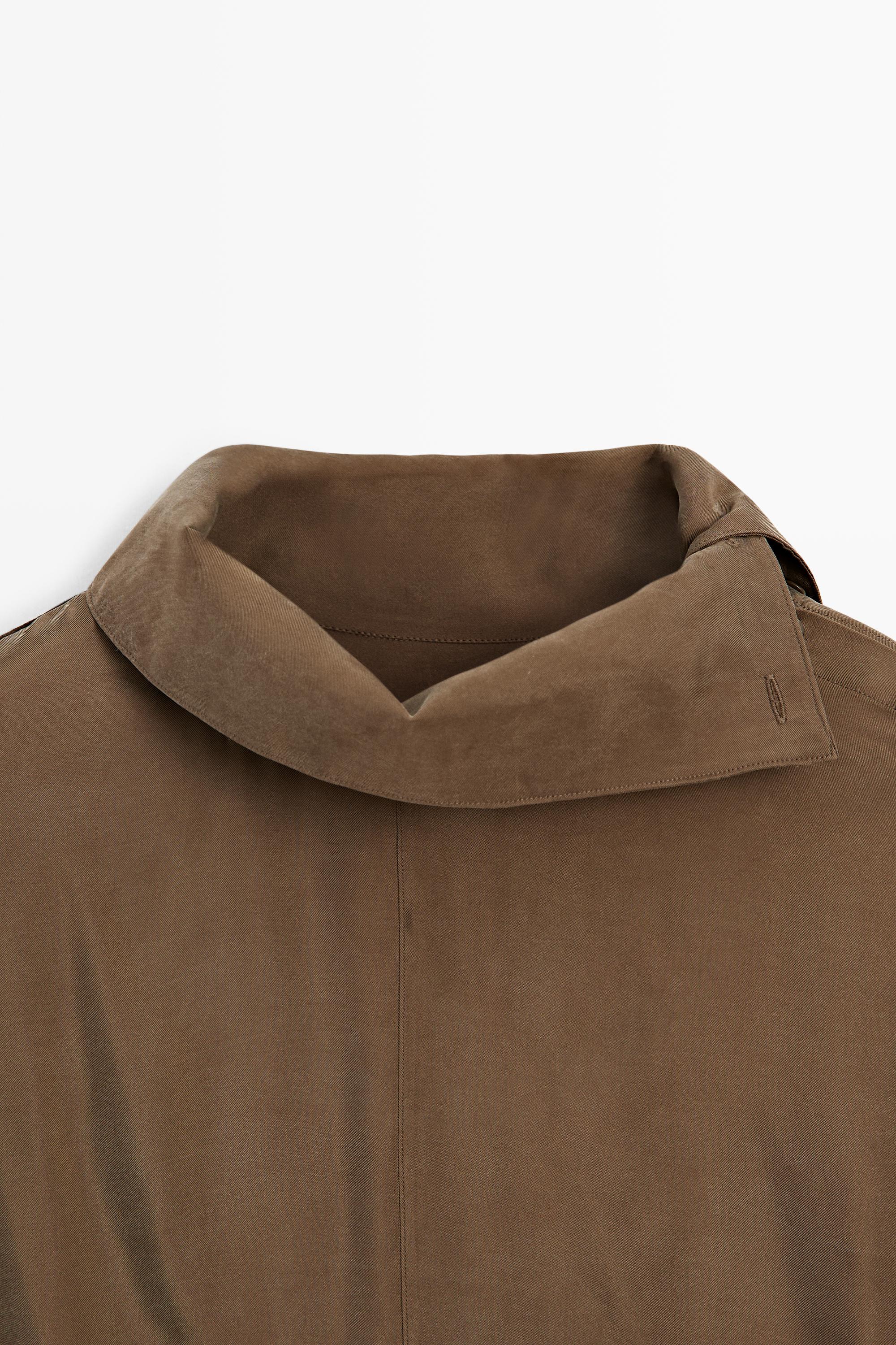 Robe courte fluide à col asymétrique